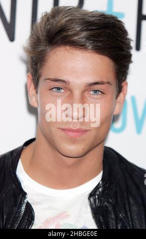 Joey Essex startet im Westfield Shopping Centre in London das Celebrity Must have Stirnrunzeln im Fix Nip + Fab. Stockfoto