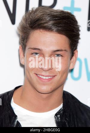 Joey Essex startet im Westfield Shopping Centre in London das Celebrity Must have Stirnrunzeln im Fix Nip + Fab. Stockfoto