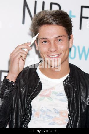 Joey Essex startet im Westfield Shopping Centre in London das Celebrity Must have Stirnrunzeln im Fix Nip + Fab. Stockfoto