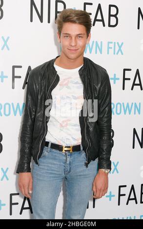 Joey Essex startet im Westfield Shopping Centre in London das Celebrity Must have Stirnrunzeln im Fix Nip + Fab. Stockfoto