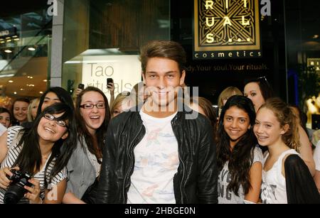 Joey Essex startet im Westfield Shopping Centre in London das Celebrity Must have Stirnrunzeln im Fix Nip + Fab. Stockfoto