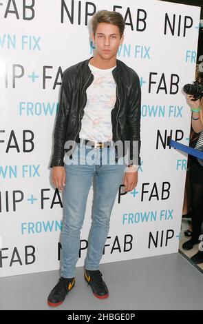 Joey Essex startet im Westfield Shopping Centre in London das Celebrity Must have Stirnrunzeln im Fix Nip + Fab. Stockfoto