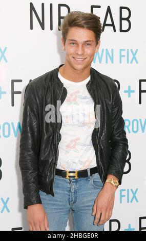 Joey Essex startet im Westfield Shopping Centre in London das Celebrity Must have Stirnrunzeln im Fix Nip + Fab. Stockfoto