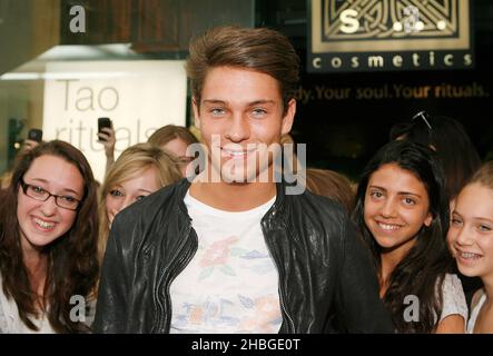 Joey Essex startet im Westfield Shopping Centre in London das Celebrity Must have Stirnrunzeln im Fix Nip + Fab. Stockfoto