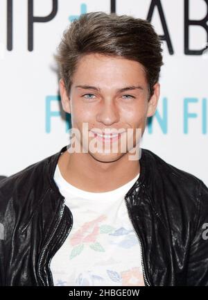 Joey Essex startet im Westfield Shopping Centre in London das Celebrity Must have Stirnrunzeln im Fix Nip + Fab. Stockfoto