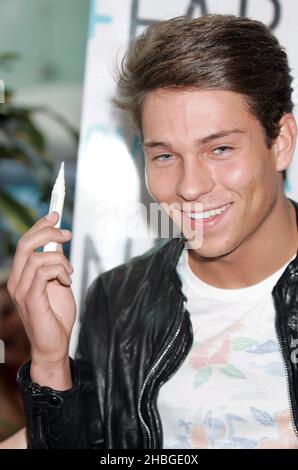 Joey Essex startet im Westfield Shopping Centre in London das Celebrity Must have Stirnrunzeln im Fix Nip + Fab. Stockfoto