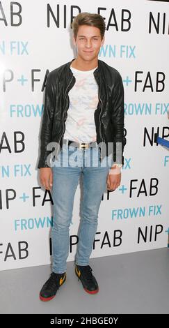 Joey Essex startet im Westfield Shopping Centre in London das Celebrity Must have Stirnrunzeln im Fix Nip + Fab. Stockfoto