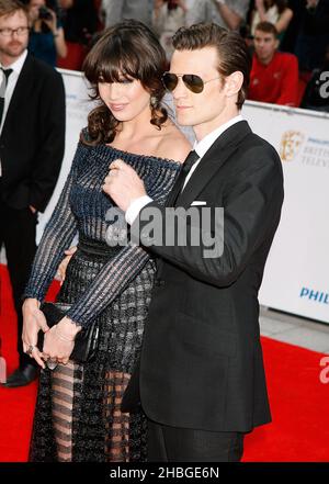 Daisy Lowe und Matt Smith kommen am 22. Mai 2011 bei den Phillips British Television Academy Awards im Grosvenor House Hotel an. Stockfoto