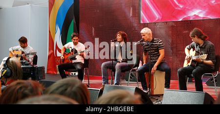 Coca Cola Future Flames Josh Franceschi und seine Band You Me At Six treten am 01. Juni 2011 im Westfield, London, auf. Stockfoto