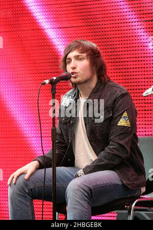 Coca Cola Future Flames Josh Franceschi of You Me At Six tritt am 01. Juni 2011 im Westfield, London, auf. Stockfoto