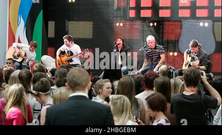 Coca Cola Future Flames Josh Franceschi und seine Band You Me At Six treten am 01. Juni 2011 im Westfield, London, auf. Stockfoto