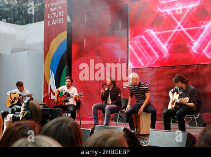 Coca Cola Future Flames Josh Franceschi und seine Band You Me At Six treten am 01. Juni 2011 im Westfield, London, auf. Stockfoto