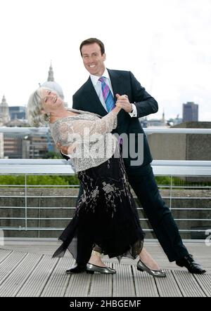 Ann Widdecebe und Anton du Beke starten im National Theatre, South Bank, London, die Bupas Shall We Dance-Kampagne, die die gesundheitlichen Vorteile des Tanzens für über 75s Menschen hervorhebt. Die Kampagne ruft die Gemeinden dazu auf, sich im Juni mit ihrem örtlichen Pflegehaus in Verbindung zu setzen, um 30.000 Menschen zum Tanzen zu bringen, nachdem ein Bupa-Bericht hervorhob, wie Tanz zur Verbesserung des geistigen und körperlichen Wohlbefindens und zur Behandlung von Krankheiten wie Demenz und Parkinson beitragen kann. Stockfoto