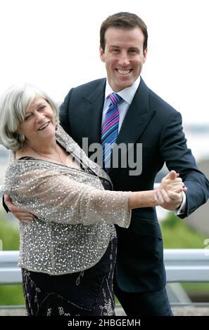 Ann Widdecebe und Anton du Beke starten im National Theatre, South Bank, London, die Bupas Shall We Dance-Kampagne, die die gesundheitlichen Vorteile des Tanzens für über 75s Menschen hervorhebt. Die Kampagne ruft die Gemeinden dazu auf, sich im Juni mit ihrem örtlichen Pflegehaus in Verbindung zu setzen, um 30.000 Menschen zum Tanzen zu bringen, nachdem ein Bupa-Bericht hervorhob, wie Tanz zur Verbesserung des geistigen und körperlichen Wohlbefindens und zur Behandlung von Krankheiten wie Demenz und Parkinson beitragen kann. Stockfoto