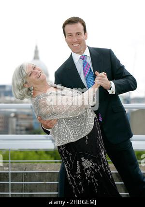 Ann Widdecebe und Anton du Beke starten im National Theatre, South Bank, London, die Bupas Shall We Dance-Kampagne, die die gesundheitlichen Vorteile des Tanzens für über 75s Menschen hervorhebt. Die Kampagne ruft die Gemeinden dazu auf, sich im Juni mit ihrem örtlichen Pflegehaus in Verbindung zu setzen, um 30.000 Menschen zum Tanzen zu bringen, nachdem ein Bupa-Bericht hervorhob, wie Tanz zur Verbesserung des geistigen und körperlichen Wohlbefindens und zur Behandlung von Krankheiten wie Demenz und Parkinson beitragen kann. Stockfoto