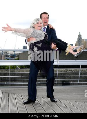 Ann Widdecebe und Anton du Beke starten im National Theatre, South Bank, London, die Bupas Shall We Dance-Kampagne, die die gesundheitlichen Vorteile des Tanzens für über 75s Menschen hervorhebt. Die Kampagne ruft die Gemeinden dazu auf, sich im Juni mit ihrem örtlichen Pflegehaus in Verbindung zu setzen, um 30.000 Menschen zum Tanzen zu bringen, nachdem ein Bupa-Bericht hervorhob, wie Tanz zur Verbesserung des geistigen und körperlichen Wohlbefindens und zur Behandlung von Krankheiten wie Demenz und Parkinson beitragen kann. Stockfoto