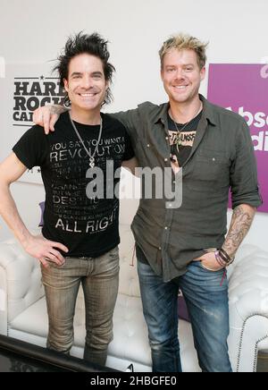 Patrick Monahan und Scott Underwood von Train Backstage während des Absolute Radio Interviews bei Hard Rock Calling im Hyde Park, London Stockfoto