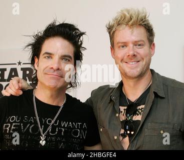 Patrick Monahan und Scott Underwood von Train Backstage während des Absolute Radio Interviews bei Hard Rock Calling im Hyde Park, London Stockfoto