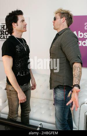 Patrick Monahan und Scott Underwood von Train Backstage während des Absolute Radio Interviews bei Hard Rock Calling im Hyde Park, London Stockfoto