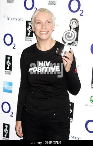 Annie Lennox gewinnt den Silver Clef Award O2 bei den Nordoff Robbins O2 Silver Clef Awards im Hilton Hotel in London. Stockfoto