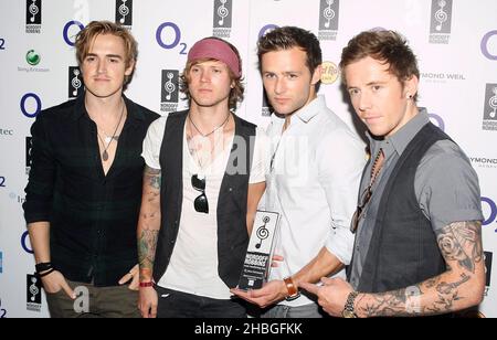 McFly gewinnt den Digital Innovation Award bei den Nordoff Robbins O2 Silver Clef Awards im Hilton Hotel in London. Stockfoto