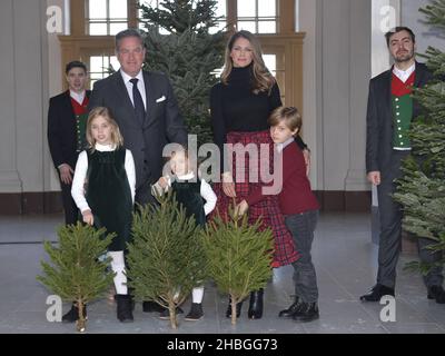 Die schwedische Prinzessin Madeleine, ihr Ehemann Chris O'Neill, Prinzessin Leonore, Prinzessin Adrienne und Prinz Nicolas erhalten am 20. Dezember 2021 Weihnachtsbäume im Königspalast in Stockholm, Schweden. Foto: Anders Wiklund / TT Code 10040 Stockfoto