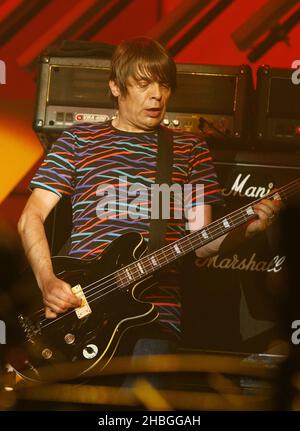 Gary Manny 'Mani' Mounfield von Primal Scream tritt am 12,2011. Juli in London im Orange Rockcorps in der Wembley Arena auf. Stockfoto