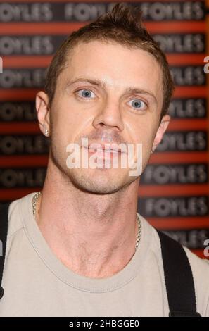 Jake Shears bei der Buchunterschrift „One Day in the Life of Jake Shears“ in Foyles, London Stockfoto