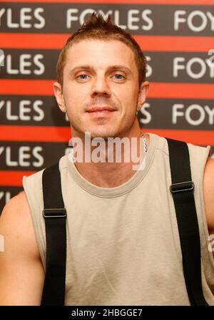 Jake Shears bei der Buchunterschrift „One Day in the Life of Jake Shears“ in Foyles, London Stockfoto