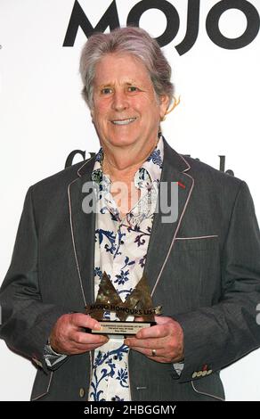 Brian Wilson von den Beach Boys mit dem Mojo Hall of Fame Award bei den Mojo Awards in der Brauerei in London. Stockfoto