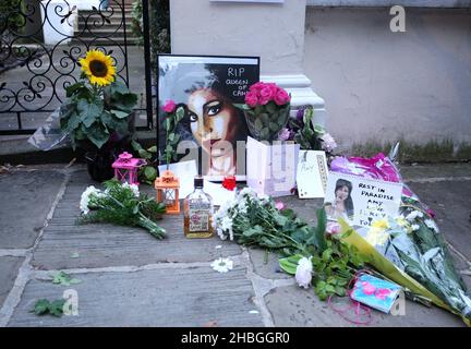 Ehrungen an Amy Winehouse vor ihrem Haus am Camden Square am 26,2011. Juli in London. Stockfoto