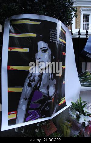 Ehrungen an Amy Winehouse vor ihrem Haus am Camden Square am 26,2011. Juli in London. Stockfoto