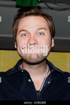 Tom Meighan von der Band Kasabian bei der Unterzeichnung des neuen Albums 'Velociraptori' der Band im HMV, Oxford Street, London Stockfoto