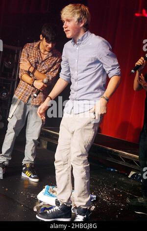 Niall Horan und Zayn Malik von One Direction während der Live-Performance der Band im G-A-Y Heaven in London. Stockfoto