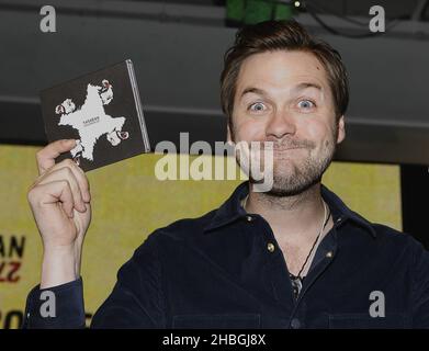 Tom Meighan von der Band Kasabian bei der Unterzeichnung des neuen Albums 'Velociraptori' der Band im HMV, Oxford Street, London Stockfoto