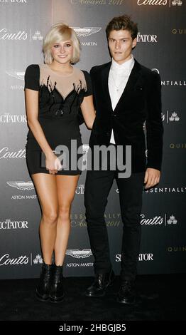 Pixie Lott und Freund Oliver Keshire kommen für die Quintessenty Awards bei One Marylebone, London. Stockfoto