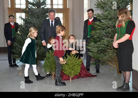 Die schwedische Prinzessin Madeleine, ihr Ehemann Chris O'Neill, Prinzessin Leonore, Prinzessin Adrienne und Prinz Nicolas erhalten am 20. Dezember 2021 Weihnachtsbäume im Königspalast in Stockholm, Schweden. Foto: Anders Wiklund / TT Code 10040 Stockfoto