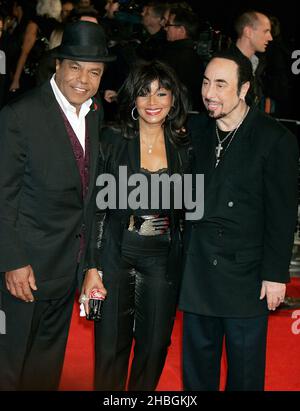 Tito Jackson, Rebbie Jackson und David gest kommen zur britischen Premiere von Michael Jackson: The Life of an Icon im Empire Cinema am Leicester Square im Zentrum von London. Stockfoto