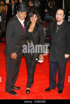 Tito Jackson, Rebbie Jackson und David gest kommen zur britischen Premiere von Michael Jackson: The Life of an Icon im Empire Cinema am Leicester Square im Zentrum von London. Stockfoto