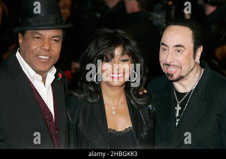 Tito Jackson, Rebbie Jackson und David gest kommen zur britischen Premiere von Michael Jackson: The Life of an Icon im Empire Cinema am Leicester Square im Zentrum von London. Stockfoto