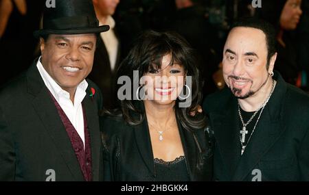 Tito Jackson, Rebbie Jackson und David gest kommen zur britischen Premiere von Michael Jackson: The Life of an Icon im Empire Cinema am Leicester Square im Zentrum von London. Stockfoto