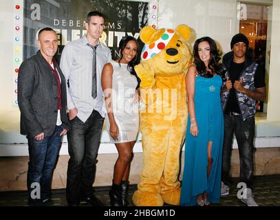 Kevin Pietersen, Alexandra Burke, Tamara Ecclestone und Chipmunk feiern im Schaufenster der Oxford Street den Start der BBC Children in Need Celebrity Style Challenge in Zusammenarbeit mit Debenhams. Die Prominenten haben eine limitierte Bekleidungskollektion entworfen, um Geld für BBC Children in Need zu sammeln. Stockfoto