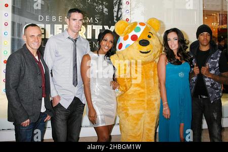 Kevin Pietersen, Alexandra Burke, Tamara Ecclestone und Chipmunk feiern im Schaufenster der Oxford Street den Start der BBC Children in Need Celebrity Style Challenge in Zusammenarbeit mit Debenhams. Die Prominenten haben eine limitierte Bekleidungskollektion entworfen, um Geld für BBC Children in Need zu sammeln. Stockfoto