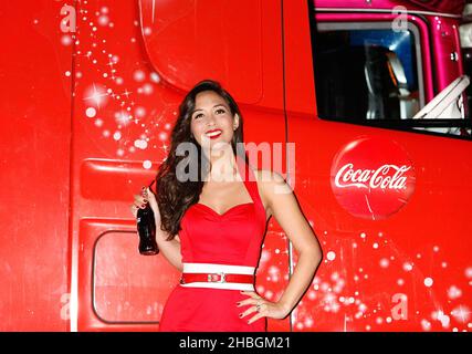 Myleene Klass beleuchtet London mit dem Start der Coca-Cola Weihnachts-LKW-Tour zusammen mit dem kultigen Coca-Cola-Truck im Potters Field in London. Stockfoto