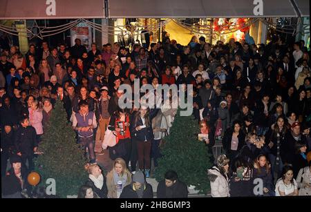 Menschenmengen beobachten, wie das Brunswick Center Christmas Light am Russell Square in London aufleuchtet. Stockfoto