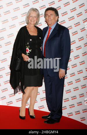 Robert Powell und seine Frau kommen zur Versteigerung der Hidden Gems Photography Gala für Variety the Childrens Charity im Renaissance Hotel, Kings Cross in London Stockfoto