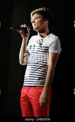 Louis Tomlinson von One Direction tritt live im Konzert im HMV Hammersmith Apollo in London auf. Stockfoto