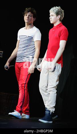 Louis Tomlinson und Niall Horan von One Direction treten live im HMV Hammersmith Apollo in London auf. Stockfoto