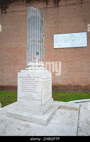 Denkmal für die Soldaten, die im September 1943 (2. Weltkrieg) in der Viale del Campo Boario in der Nähe der Pyramide von Cestius, Rom, Latium, Italien, zur Verteidigung Roms gestorben sind Stockfoto