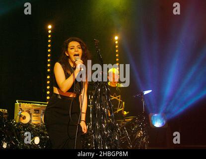 Charli XCX tritt am 24,2012. Januar bei MTV Brand New für 2012 Ã-Konzerte im Koko, London, auf. Stockfoto